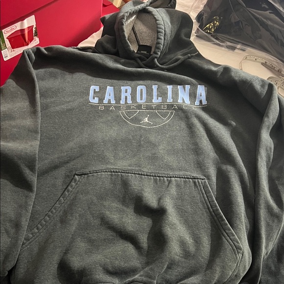 Jordan Other - Air Jordan men’s Carolina Basketball Hoodie - Dark Gray Mens XL
Thick and cozy!